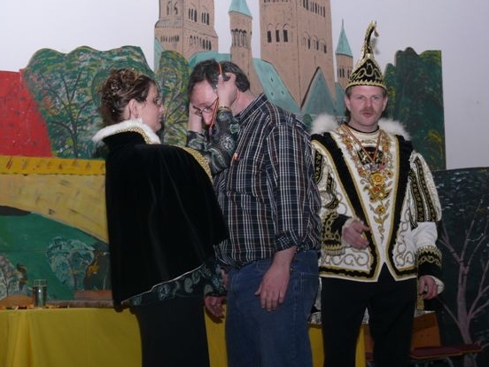 005 OrdenVerlei.JPG - Auch der Geldadel (Kassierer) bekommt den Orden.